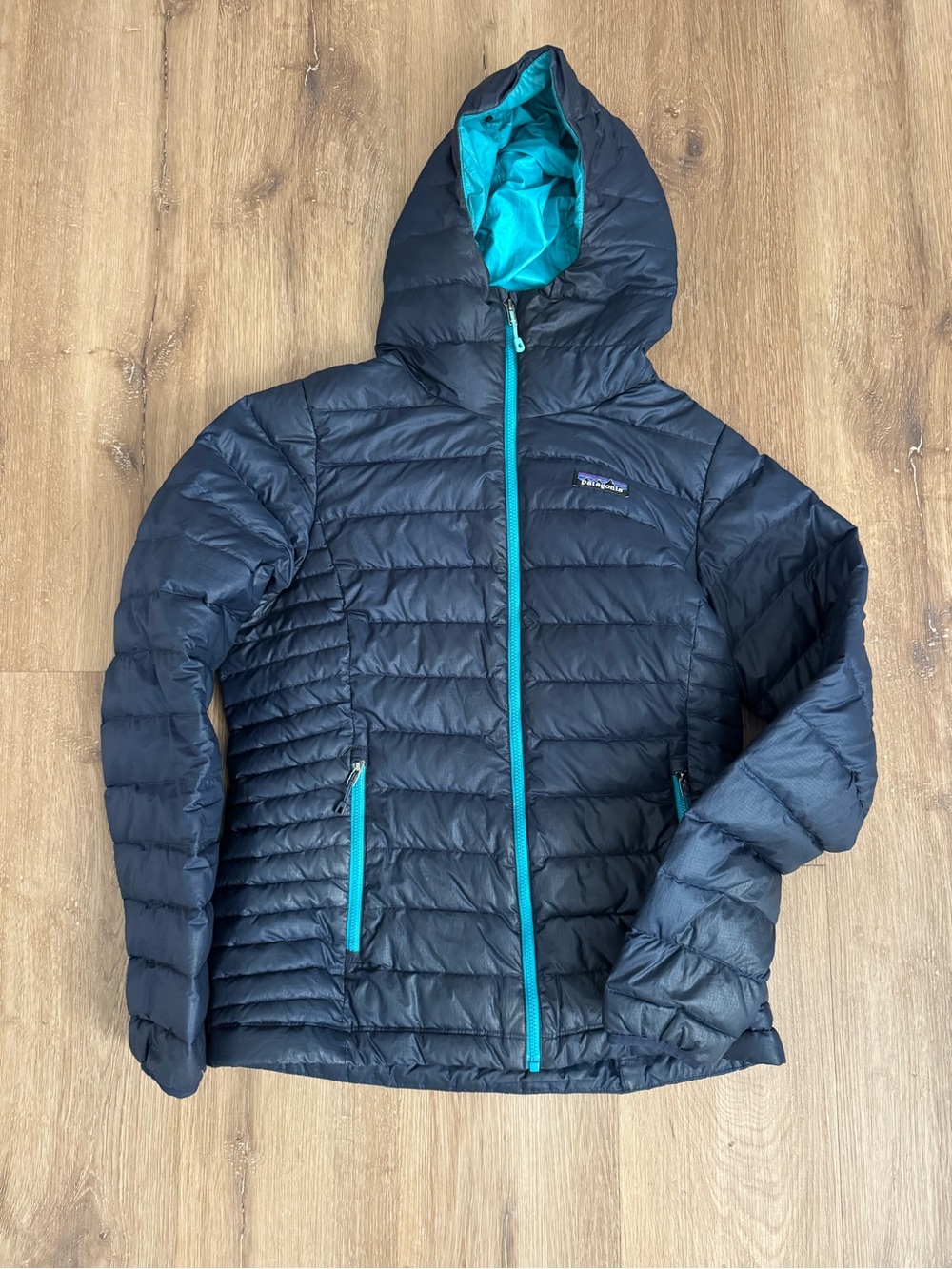Patagonia Women's Navy Down sweater hooded Jacket